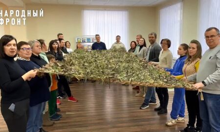 Маскировочные сети, которыми можно укрыть целый танк, сплели ко Дню народного единства
