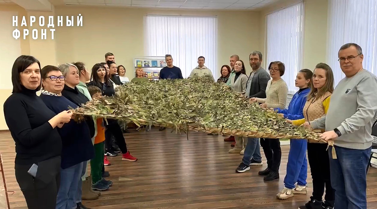 Маскировочные сети, которыми можно укрыть целый танк, сплели ко Дню народного единства