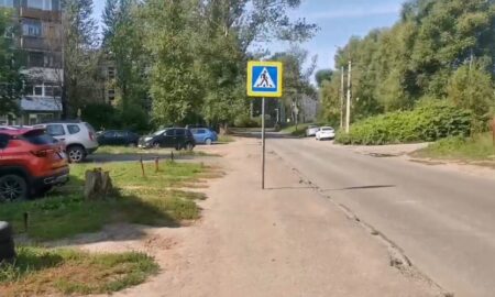 Жители Старого Брагина больше года просят власти обустроить пешеходный переход для детей